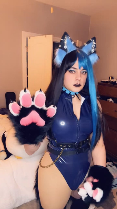 Sophie in heat watch full vid on my onlyfans to support 💙
