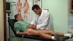 Napalony lekarz został sondowany przez penisa pacjenta