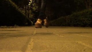 Caminando con sandalias de plataforma