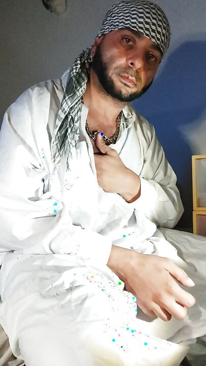 Dirtyjunkbro अफगान कपड़े पहने हुए, डेक मोज़े में पेशाब और पेशाब पीने