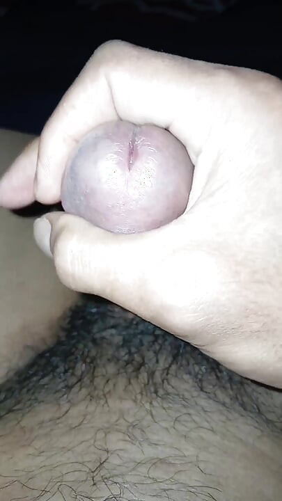 白色的大鸡巴射在鸡巴上，直到它爆炸，浓稠的精液涂抹在世界上最大的阴茎上