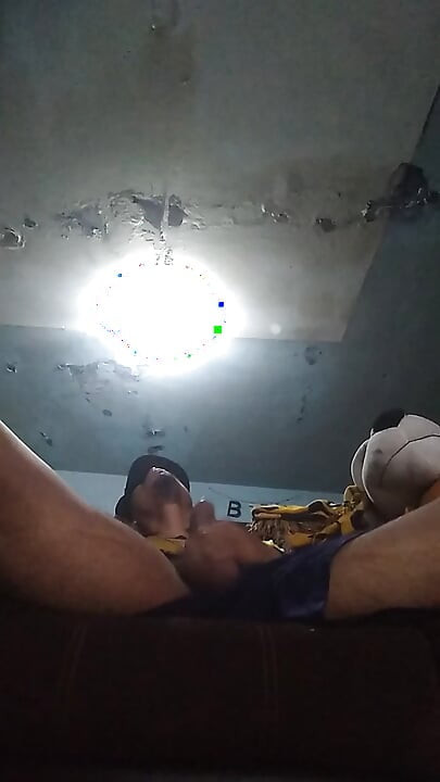Rămân singur jucându-mă cu penisul meu erect