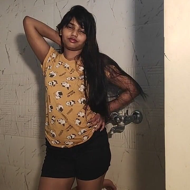 性感的印度女孩Alia Advani湿淋浴挑逗