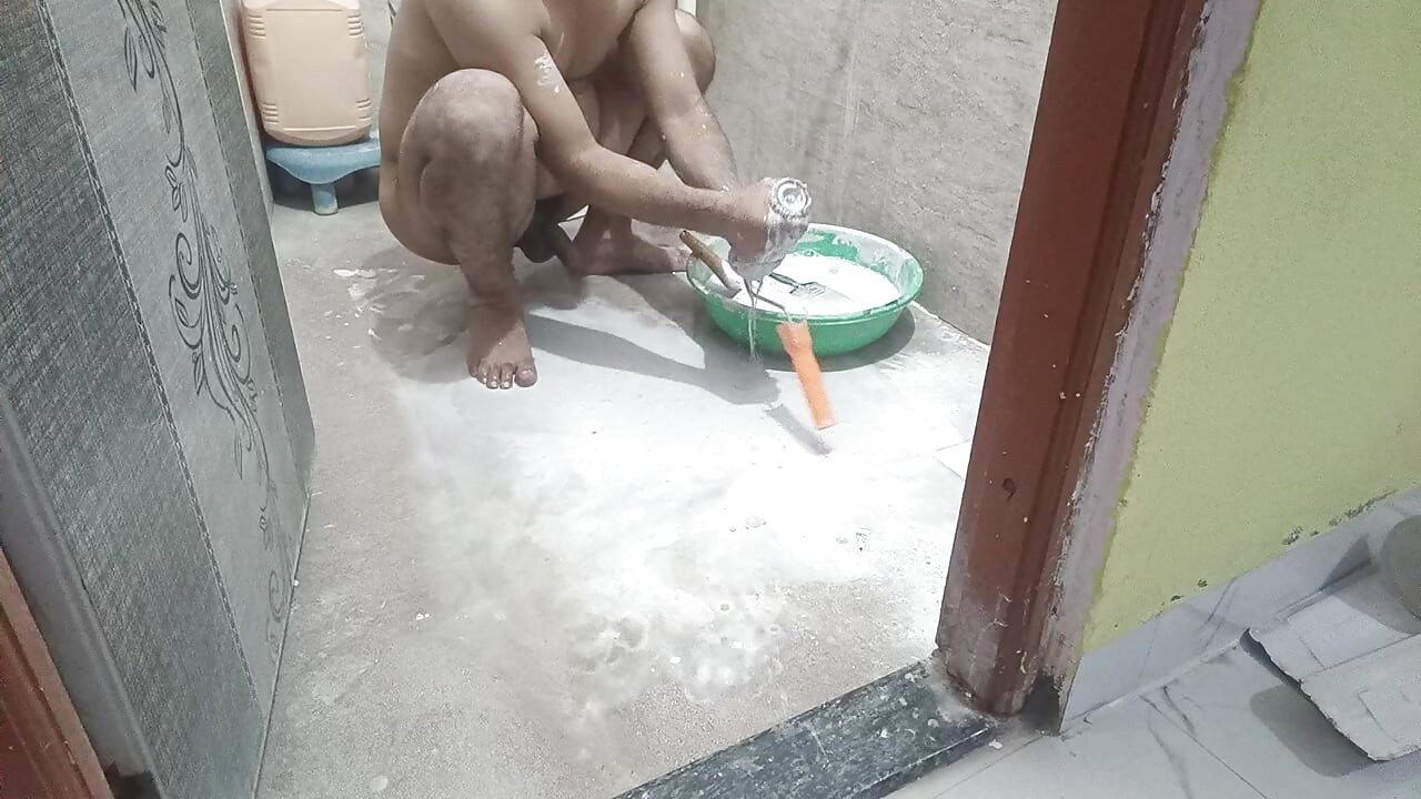 Nanga hokar denting painting chal rahi hai