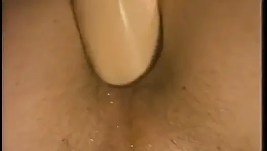 Pria pirang mengisap kontol pria lain sebelum vixen brunette menidurinya dengan strap-on