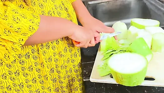 Tiba-tiba aku ngentot ibu mertuaku waktu dia lagi cutting kari di dapur - seks kasar sama desi
