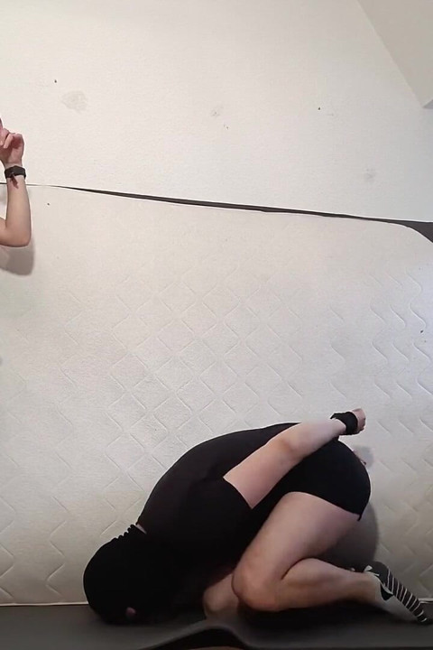 إنها تدمر كراتي وأنا أعزل