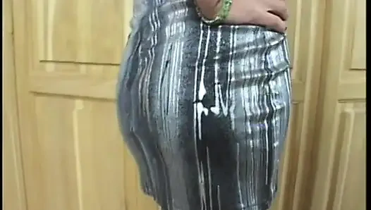 Azgın yarak emiyor orta yaşlı seksi kadın kanepede büyük bir yarağa biniyor ve sonra dölleniyor