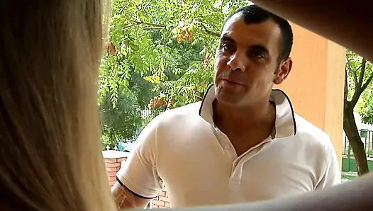 Sarışın sürtük sert büyük yarak emmeyi ve onları boşaltmayı seviyor