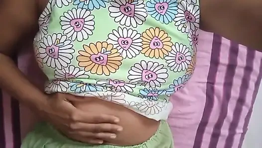 Hintli yenge mastürbasyon mastürbasyonu şehvetle banyoda mastürbasyon yapıyor