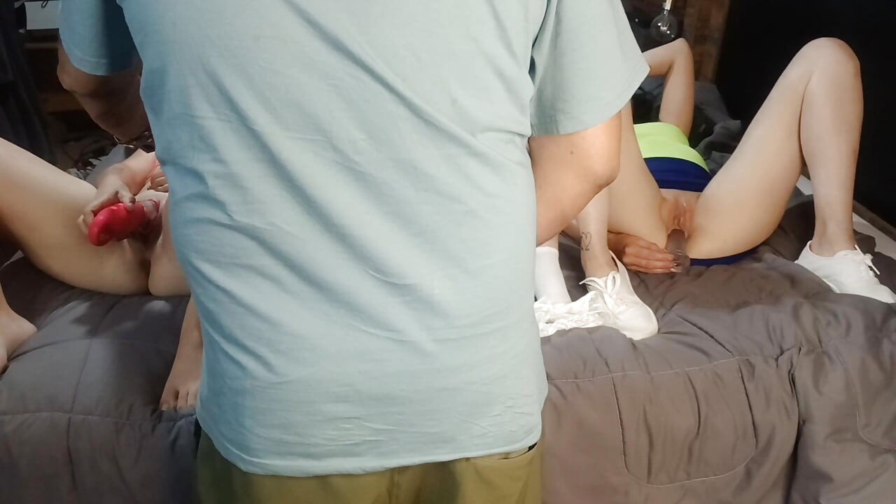 Tres chicas de la playa divirtiéndose en la casa de vacaciones