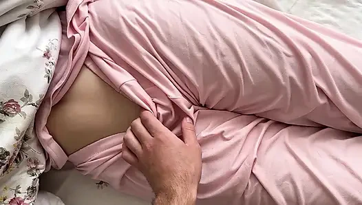 Stiefvater allein zu hause mit schöner stieftochter, die sex-pOV hat