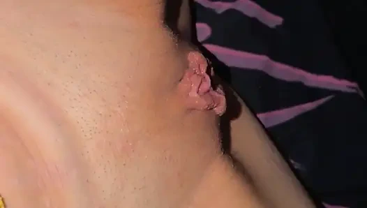 В коротком платье