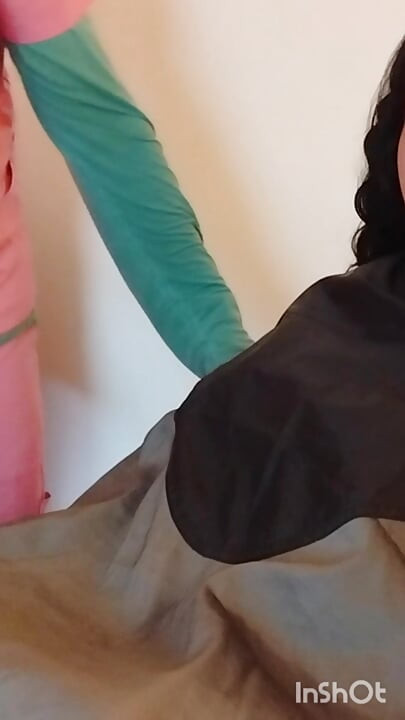 Sesi pemodelan kimia erotis Lindsey dengan boneka seks berbadan besar