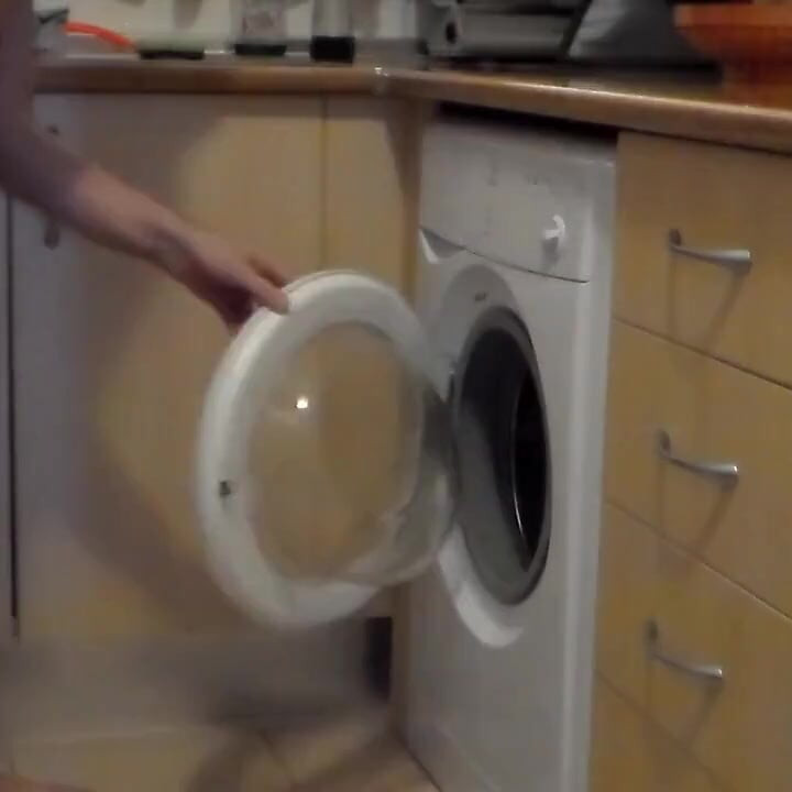 John está fazendo xixi na máquina de lavar