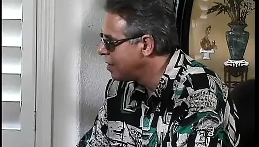 Cowok berumur yang lagi beruntung ini bisa ngentot sama dua cewek binal sekaligus