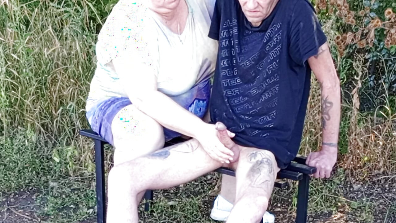 Susjed mi puši kurac u parku na klupi dok ne svršim
