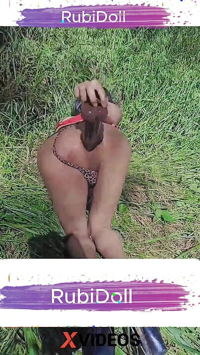 Rubidoll Big Ass се забавлява с дилдото си навън