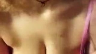 Mia Mynx, MILF sexy, rebondit avec ses gros seins