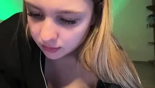 Jucielussie ile sıkı amcığı parmaklıyor