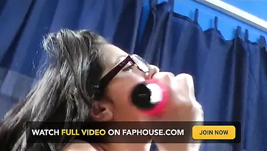 Cewek sange lagi asik muasin memeknya pakai dildo favoritnya