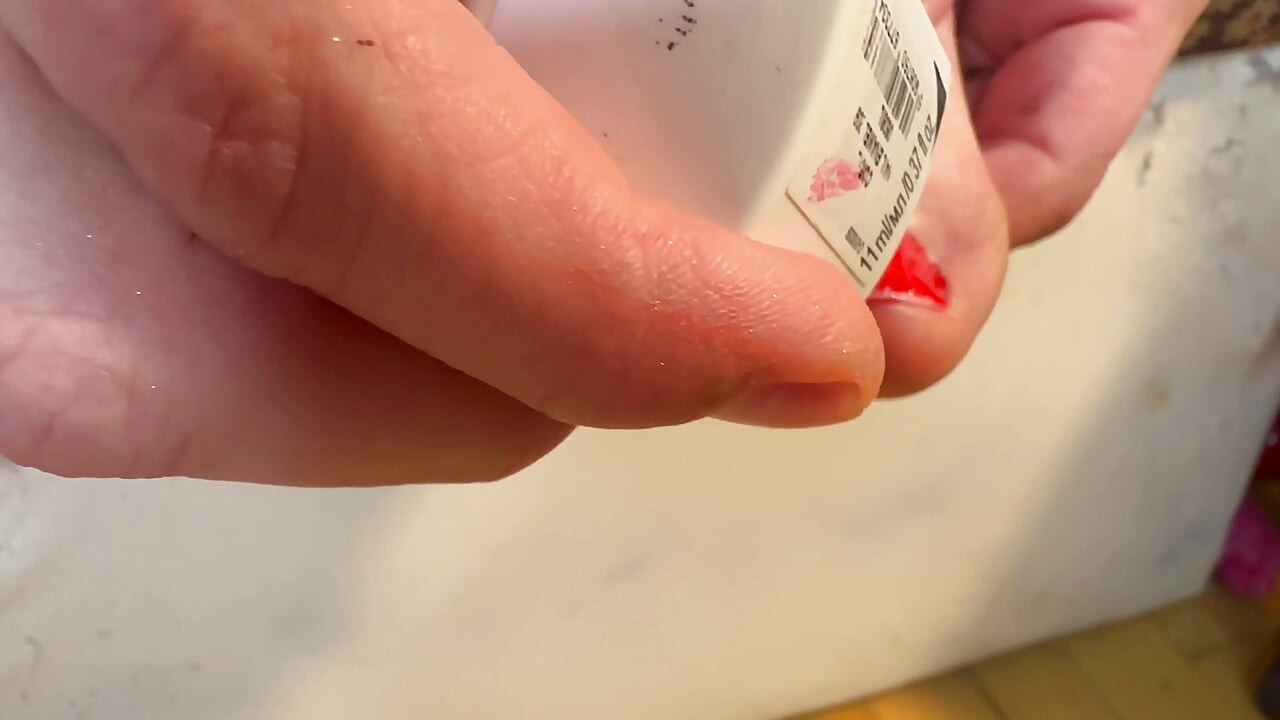 Polish my foot nails