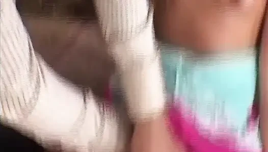 Baştan çıkarıcı esmer orta yaşlı seksi kadın oral ve sert sikişiyor