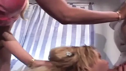 Sarışın hatun ıslak domaltarak genişliyor