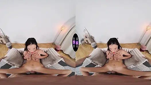 Чувак долбит Milena Ray после того, как заметил ее голую киску - TmwVRnet