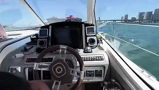 Kelsi Monroe ve Kira Perez ile açık sularda vahşi yat üçlü seksi