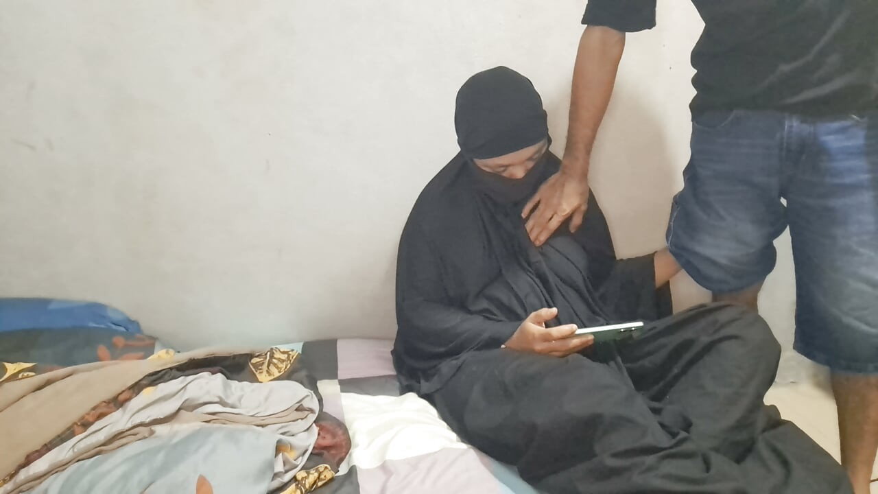 Asijská muslimská teta si zahrává s mužem v klobouku