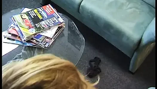 Güzel azgın orta yaşlı seksi kadın bu yarağı profesyonel fahişe gibi emiyor