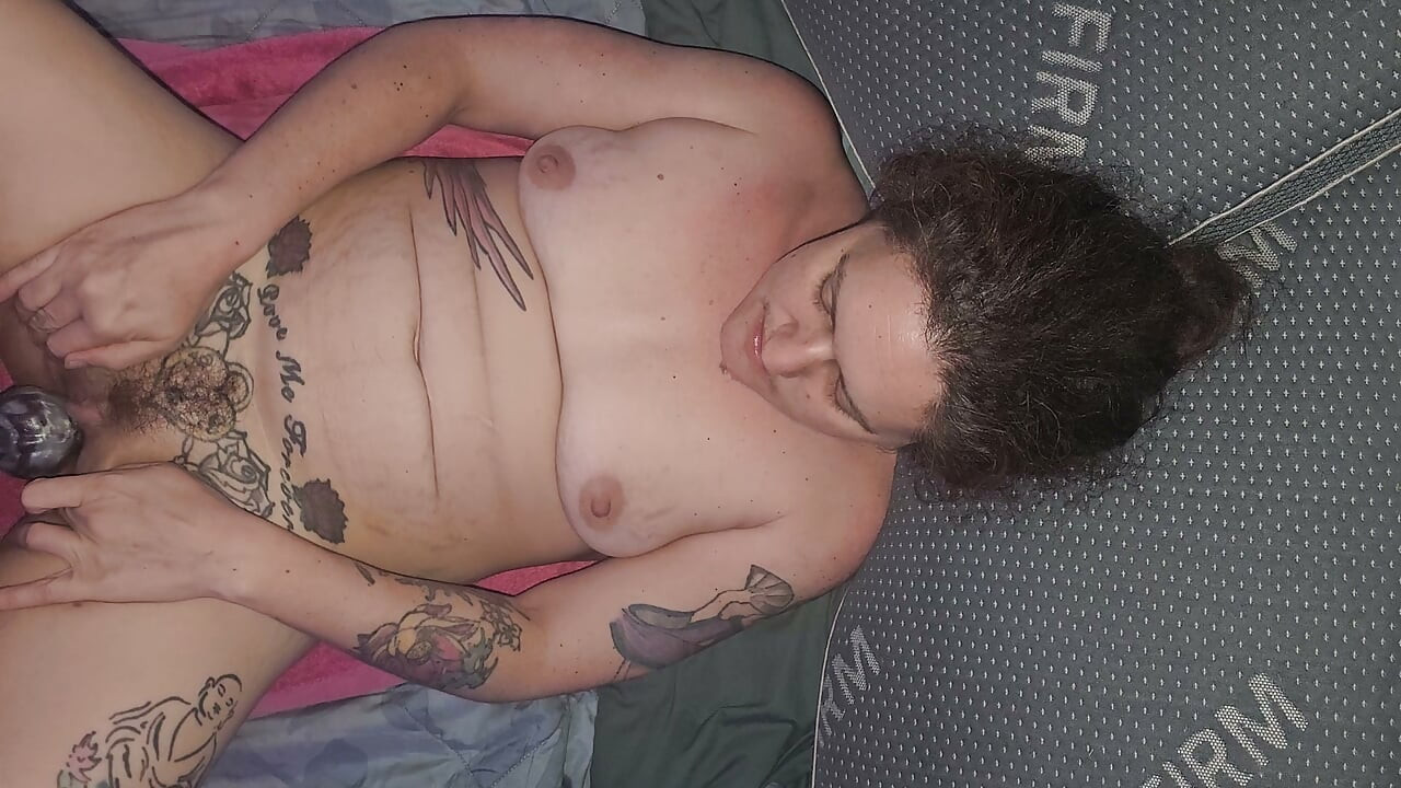 Sexywifedd mašinski jebana ogromnim dildovima