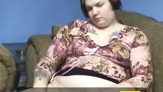 Fat chick suck a glass dildo before inserting it in her pussy