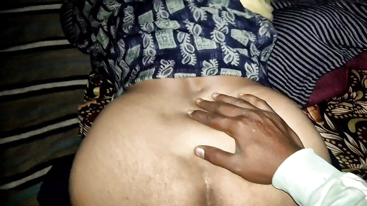 침대에서 쉬고 있는 의붓 여동생과의 밤 섹스