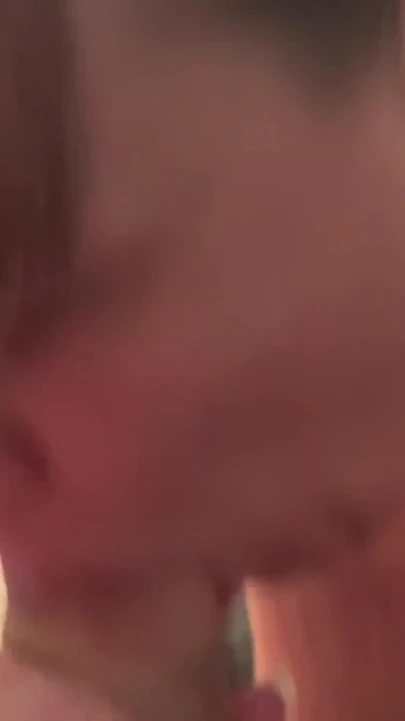 标志性的时刻来自“岳母吮吸我直到我射精，她堵嘴并吞下了我的全部精液！