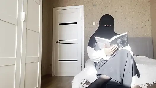 Arabische stiefmutter mit dickem arsch in strumpfhosen