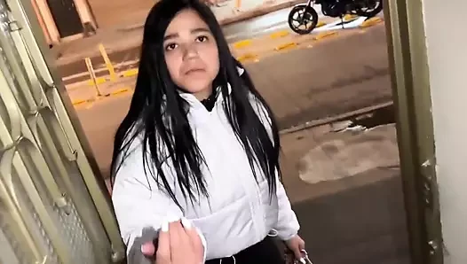 Küçük sürtük yeni tanıştığı bir hayranıyla ayrılıyor
