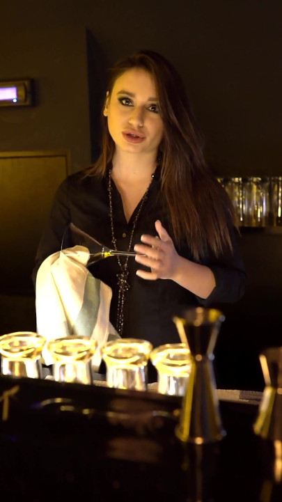 Hot bartender cocktease tager dig op i hendes numsehul