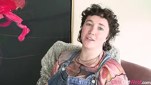 Tombul büyük göğüslü piliç ıslak amını parmaklıyor ve vibratörle oynuyor