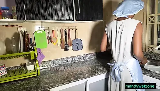 Bu hizmetçim kocamla mutfakta