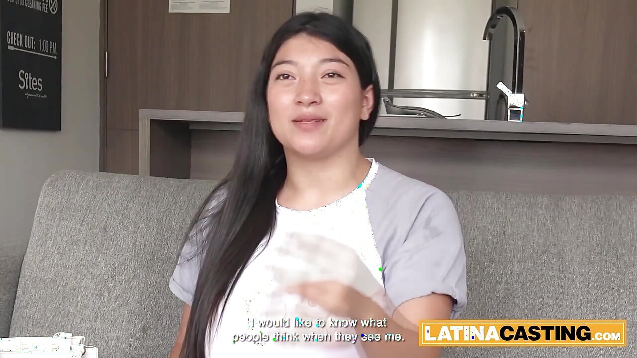 Cewek semok latina dengan toket besar dientot habis-habisan sama kontol raksasa di ruangan casting bokep pertamanya