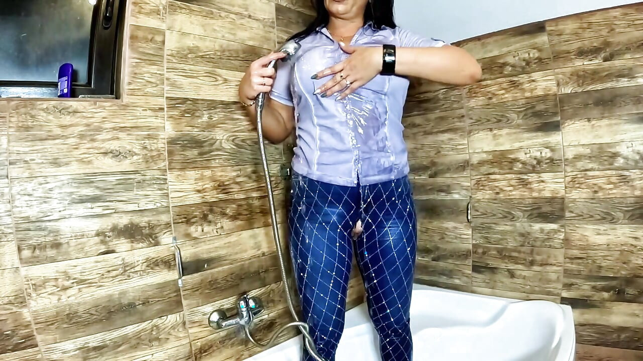 Sjajne farmerke bez međunožja. Vožnja dildom, igra pišanja i natopljena denim
