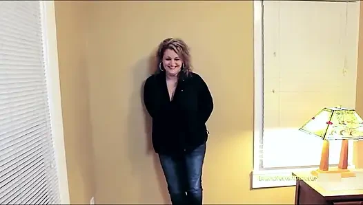 Laura şehvetli sarışın orta yaşlı seksi kadın pis gırtlağına kadar açgözlü yutuyor!