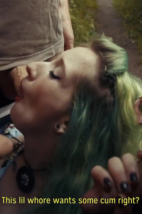 いたずら好きな大学生が、フラッシャーだらけの悪名高い森を歩く