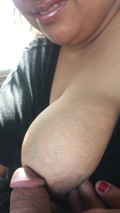 마리아의 젖탱이를 때리는 자지