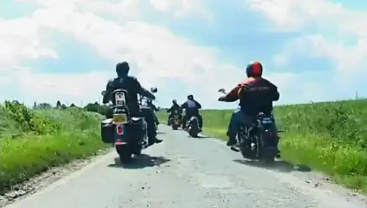 Bisikletçiler çetesinin patronu eğimli gözlü ve büyük kavunlu egzotik dansçıyı onlara yol gösteriyor
