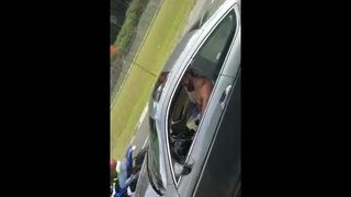 Flagrou o motorista dirigindo e tocando uma bronha