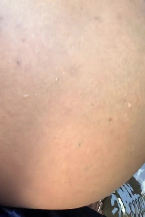 Ich lebe in einer Hütte im Dschungel, und als ich zum Fluss zum Baden ging, kam mir ein fremder Mann an