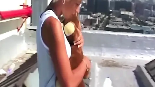 Blonde MILF squirtet beim schwanzreiten auf dem Dach